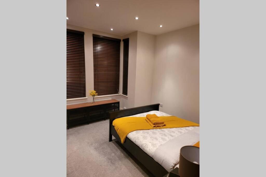 Contemporary 3 Bed Apartment In Hendon Central. Exterior foto