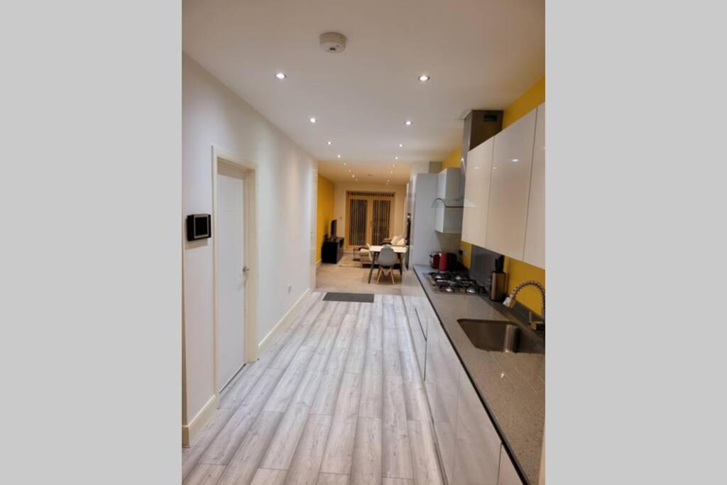 Contemporary 3 Bed Apartment In Hendon Central. Exterior foto
